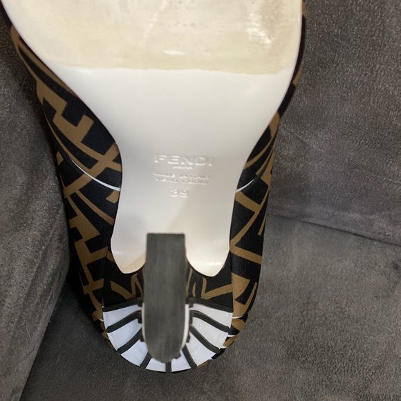 Fendi FFreedom Embossed Monogram FF Logo Pump - Picture 7 of 8